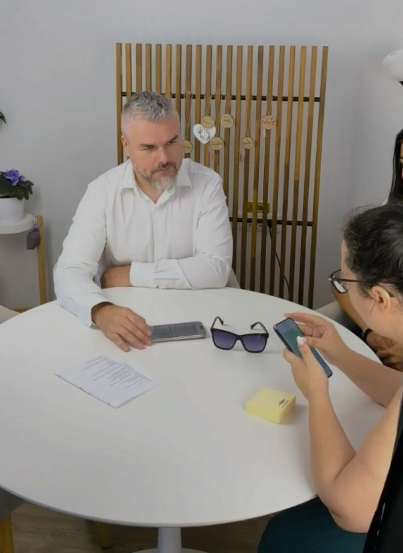 Alex Teodorovici într-o discuție cu un client